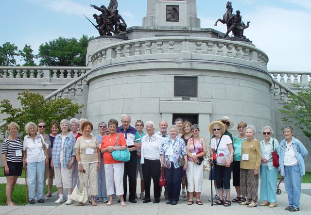 All tour participants except three pose in front of Lincoln tomb. 